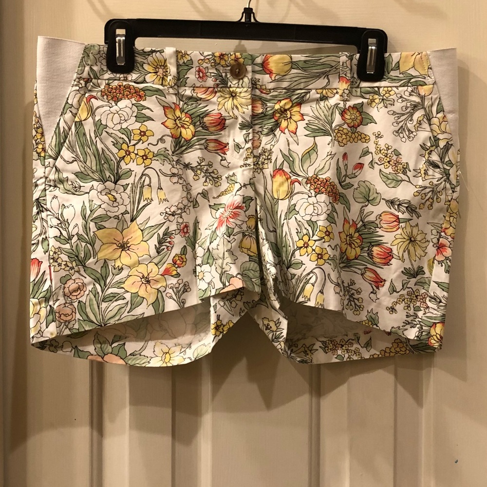 GAP maternity kaki shorts Size 2